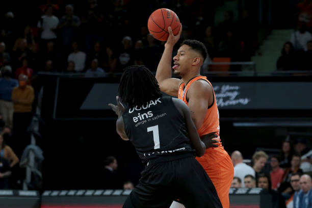 通过敏捷的 通过敏捷的